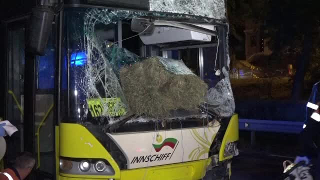 Tragedie pe DE 58. Doi oameni au fost spulberați cu tot cu căruță de un autobuz