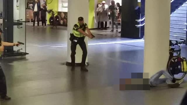 Explicaţia dată de autorul atacului din Amsterdam. De ce a lovit cu cuţitul 2 turişti