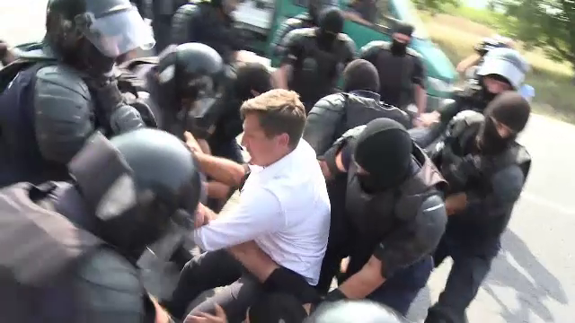 Un parlamentar român a fost agresat de forțele de ordine din R. Moldova, la marșul unioniștilor. VIDEO