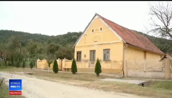 Arhitecți străini vin în România pentru a învăța să ridice case cu pământ și bălegar