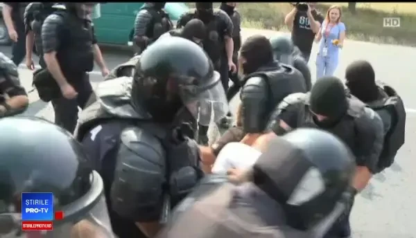 Un parlamentar român a fost agresat de forțele de ordine din R. Moldova, la marșul unioniștilor. VIDEO