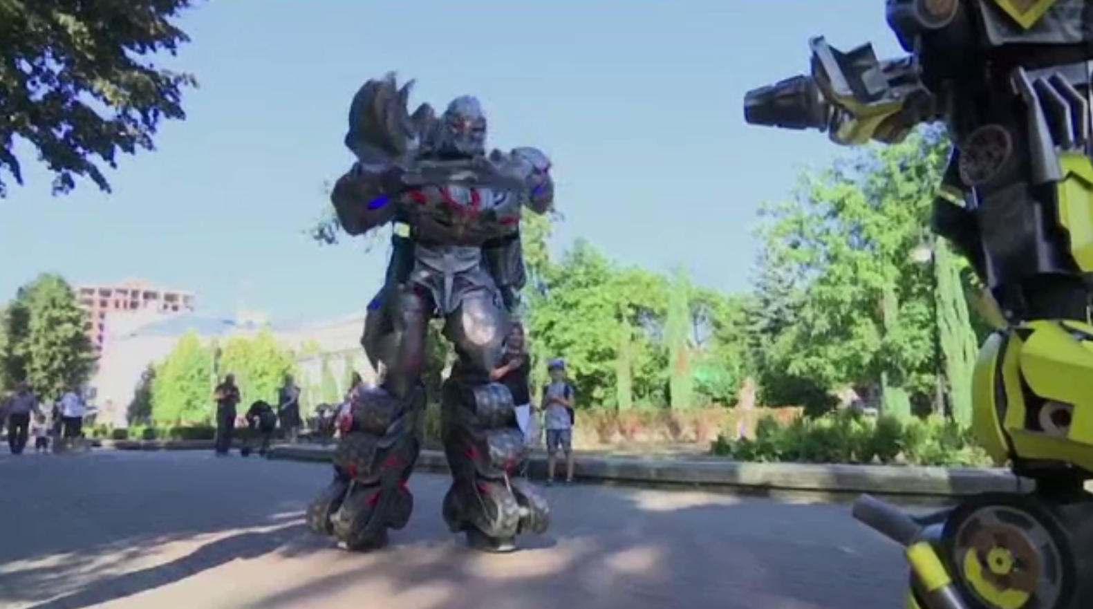 Roboții Transformers, pe străzile unui oraș din Ucraina. Cine sunt creatorii costumelor impresionante