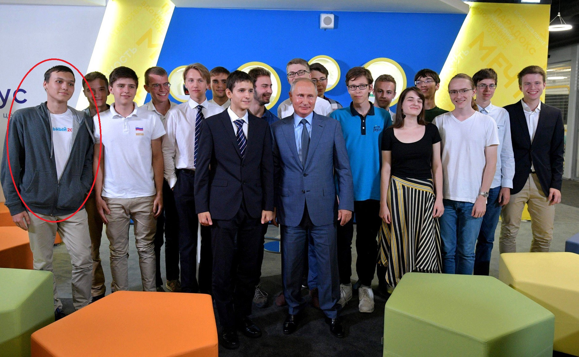 Un student olimpic rus l-a sfidat pe Vladimir Putin. Gestul făcut în prezența liderului rus