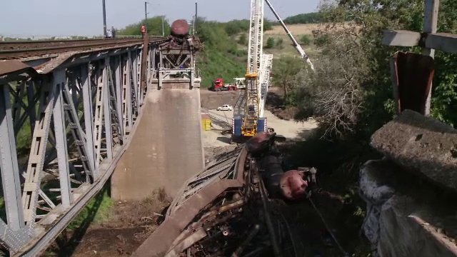 Accident feroviar în Dolj. Locomotiva și vagonul-cisternă nu au fost recuperate