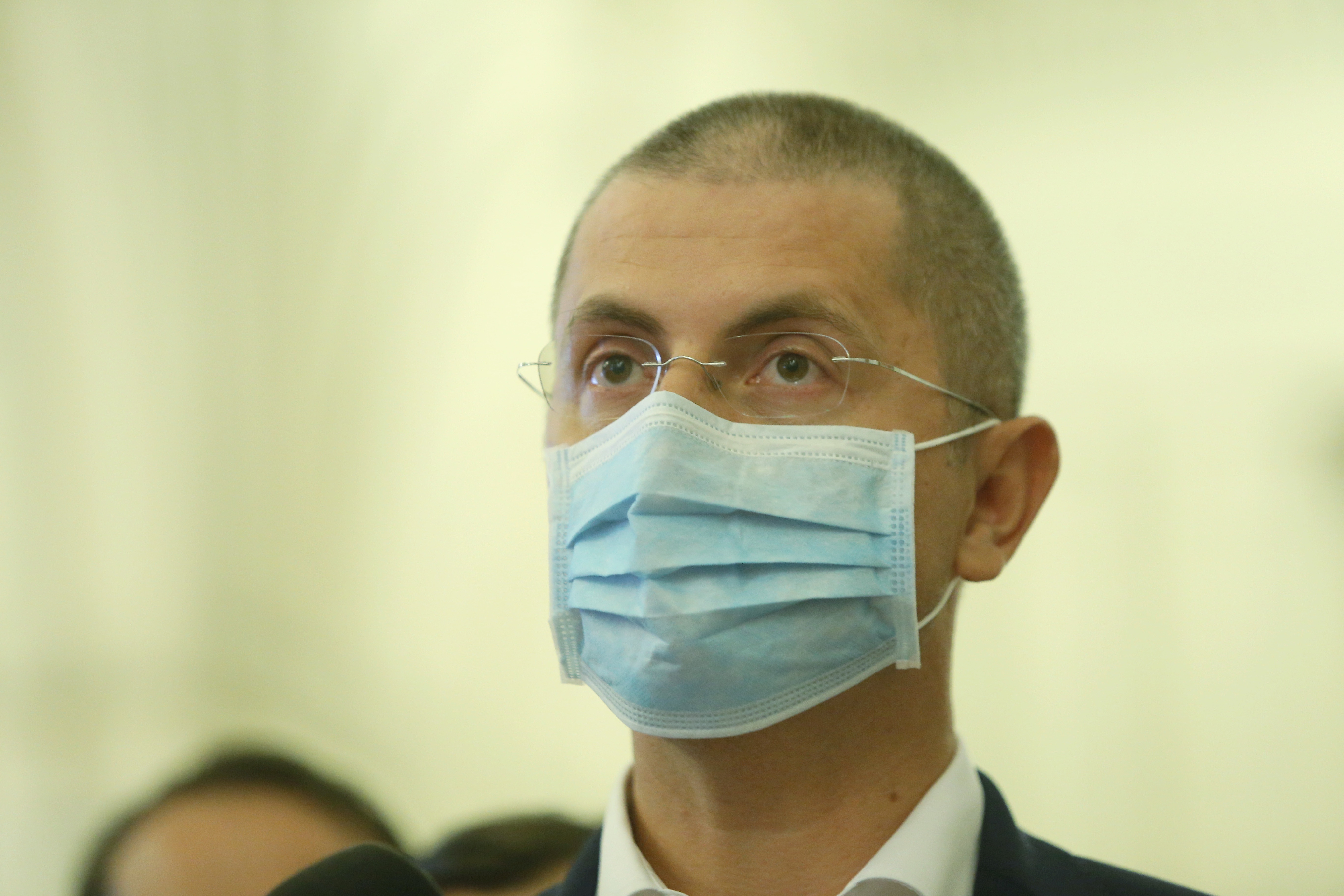 Deputații USR au venit în plen cu măști pe față, în semn de protest față de gazarea protestatarilor