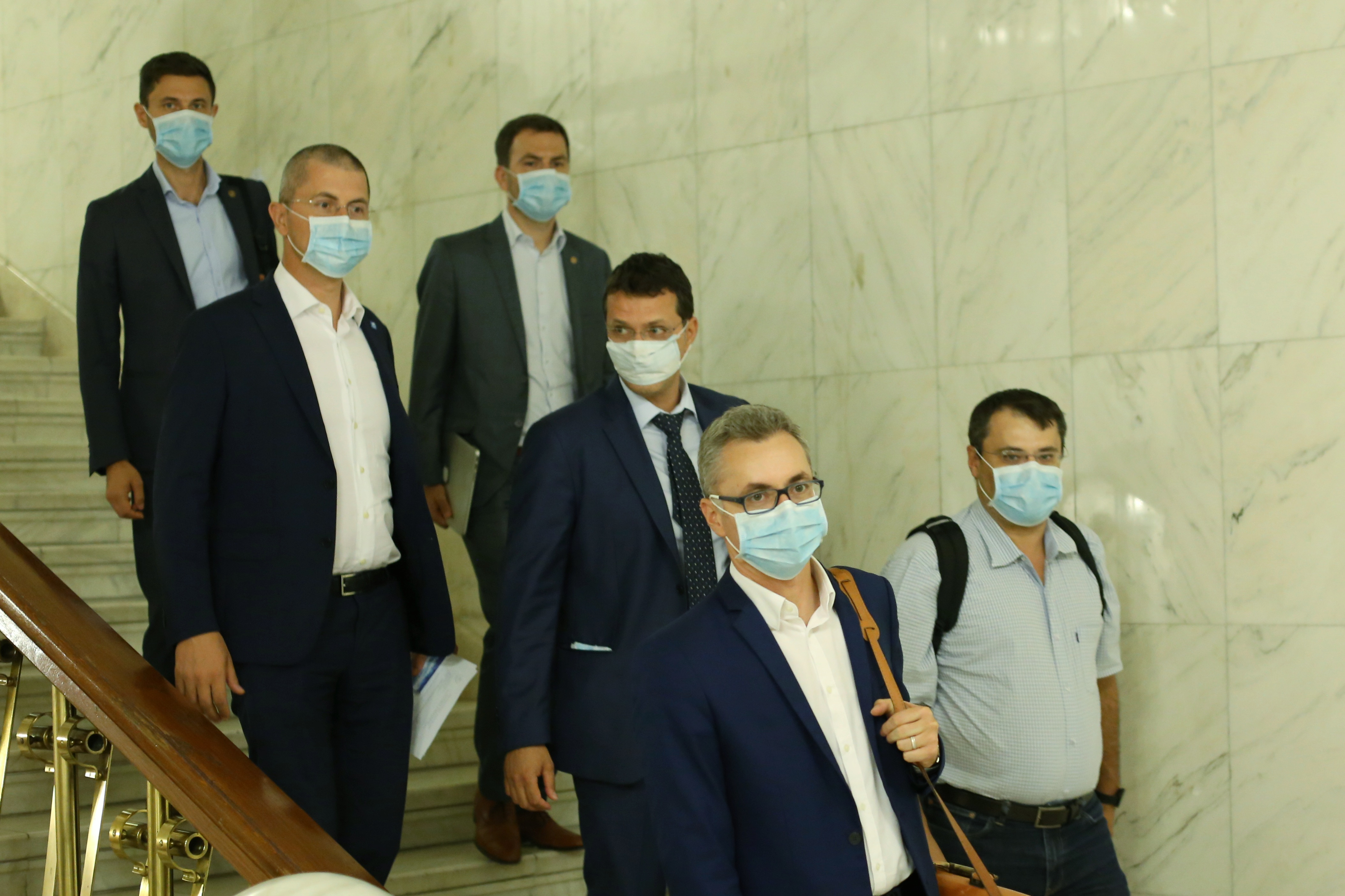 Cine sunt politicienii importanți care nu au votat la referendum