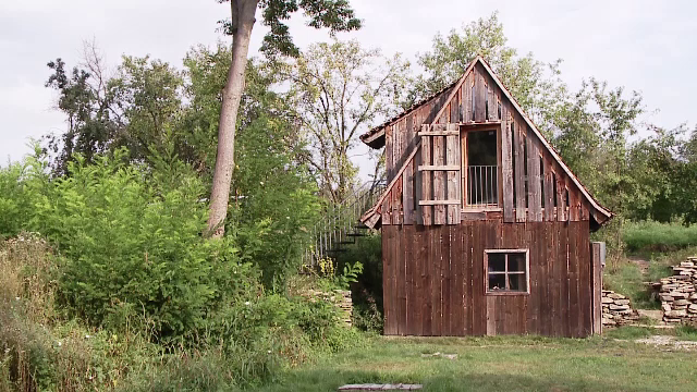 Şopronul, șura sau grajdul cresc cu 50% valoarea imobilelor. Cât plătesc turiştii să doarmă în ele