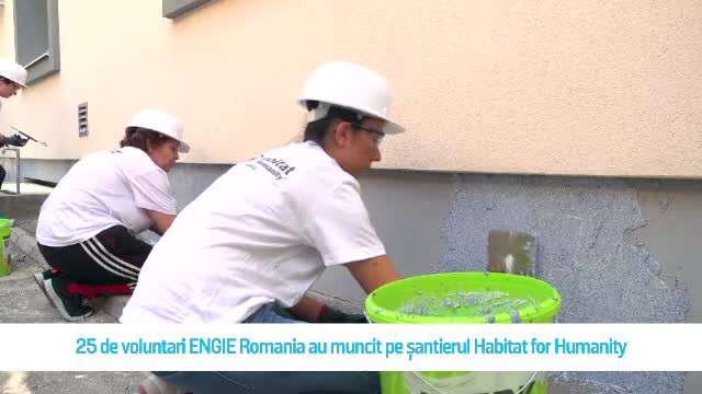 (P) Angajaţii ENGIE Romania au ajutat pe şantierul Habitat for Humanity din Braşov