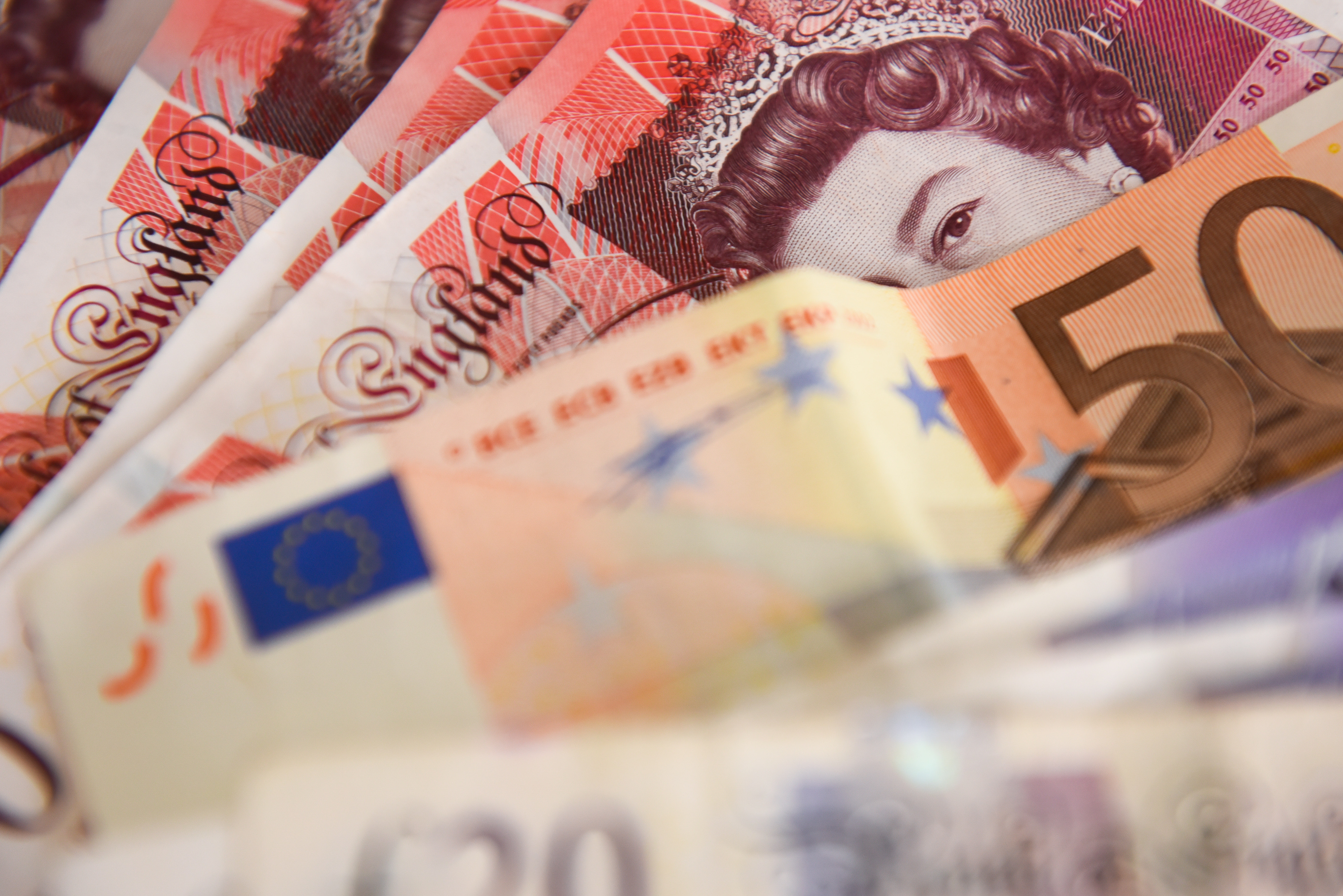 A furat zeci de mii de lire, bani destinați unui copil rămas orfan. Ce a făcut cu prada