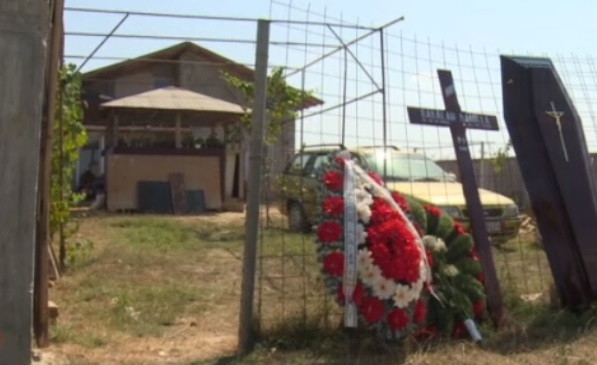 O femeie a murit de oboseală, muncind de dimineaţă până seara ca să-şi poată creşte fiica