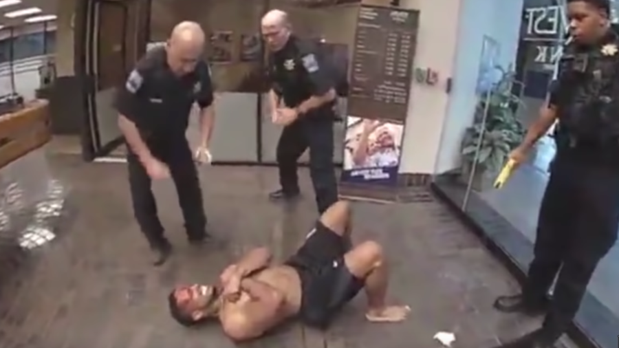 Momentul în care trei polițiști electrocutează în mod repetat un suspect. Bărbatul a murit la spital
