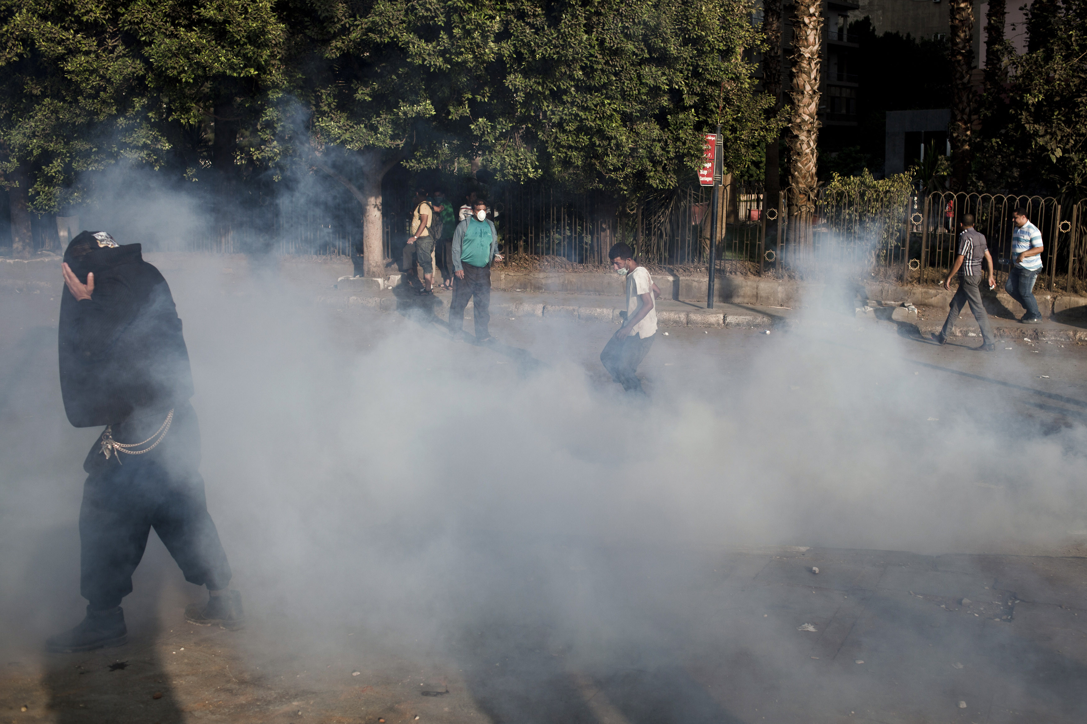 Bărbat reținut după ce a aruncat cu un dispozitiv explozibil în apropierea ambasadei SUA din Cairo