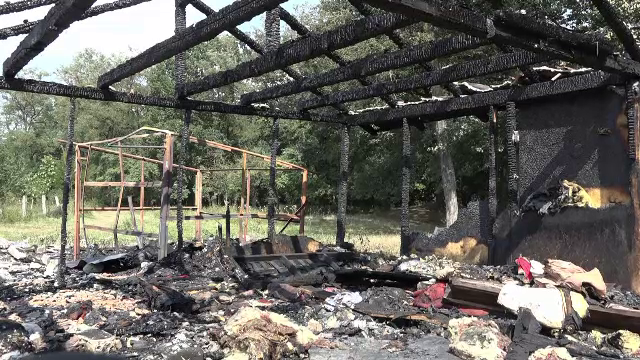 O familie cu 3 copii a rămas fără casă din cauza jocului celor mici. Cum au pornit incendiul