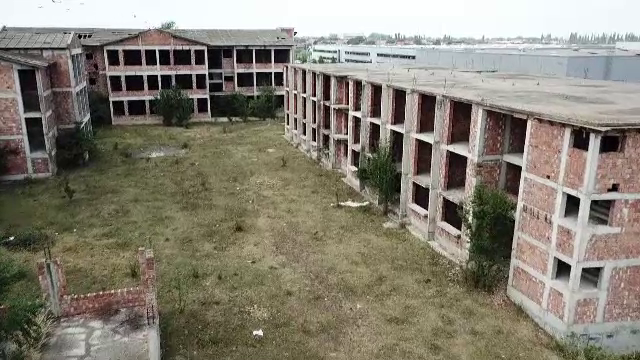 Milioane irosite pe şantierele abandonate ale campusurilor școlare. Între timp, elevii fac naveta