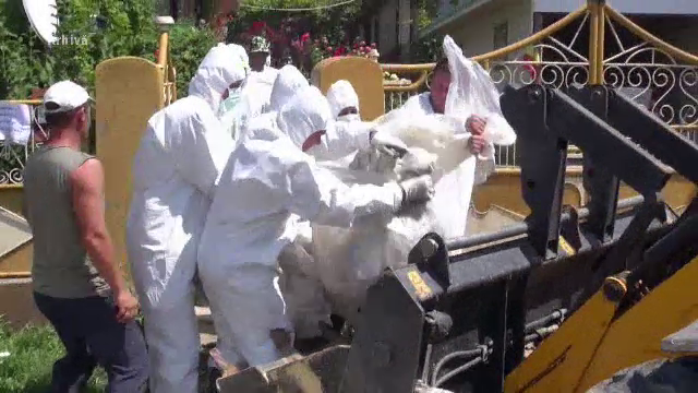 Despăgubirile pentru porcii sacrificaţi întârzie. Oamenii se plâng că au fost căntâriţi "din ochi"