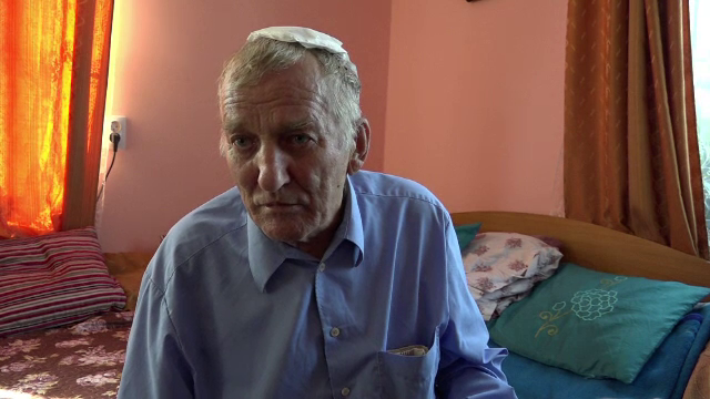 Bătrânul legat de mâini și de picioare într-un spital din Iași povesteşte chinurile prin care a trecut