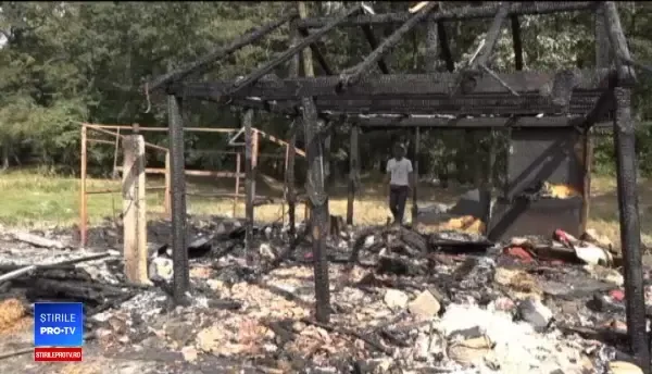 O familie cu 3 copii a rămas fără casă din cauza jocului celor mici. Cum au pornit incendiul