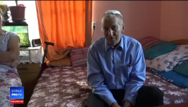 Bătrânul legat de mâini și de picioare într-un spital din Iași povesteşte chinurile prin care a trecut