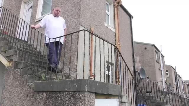 Povestea bărbatului cu picioare foarte mari. Din acest motiv este șomer și nu se poate însura