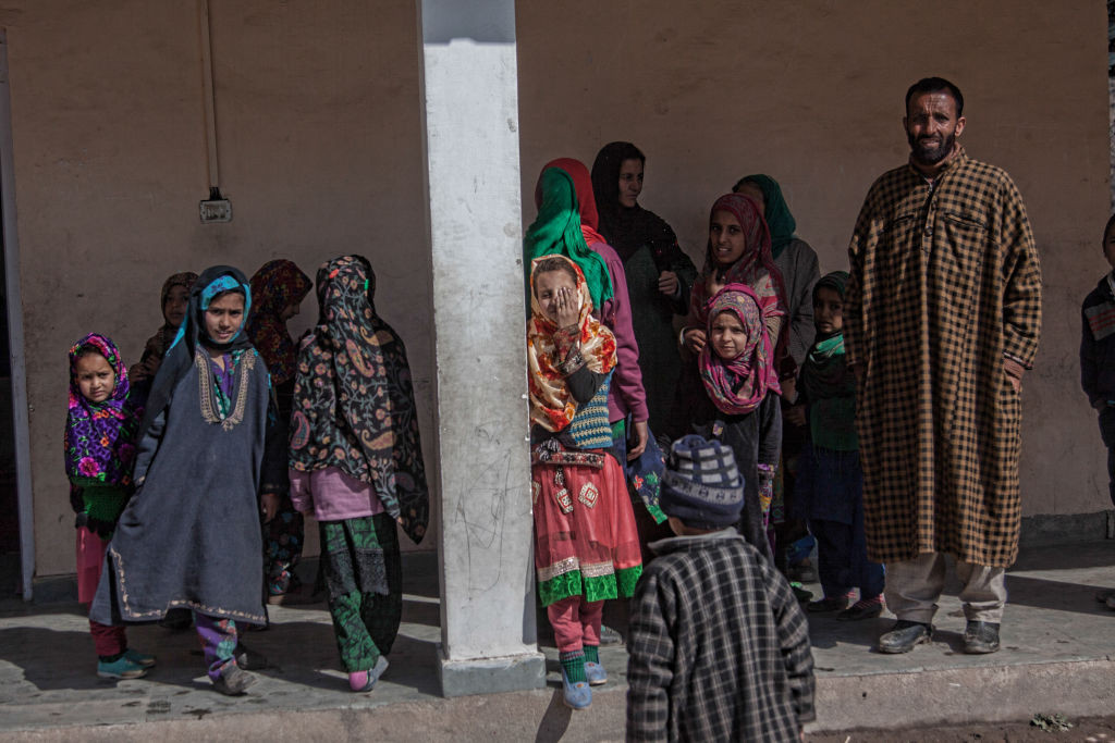 O fetiță a fost violată cu furtunul. Agresorul a plătit-o pentru a nu-l da de gol