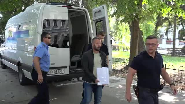 Celebrul hacker Guccifer, arestat pentru 30 de zile. Americanii cer extrădarea lui