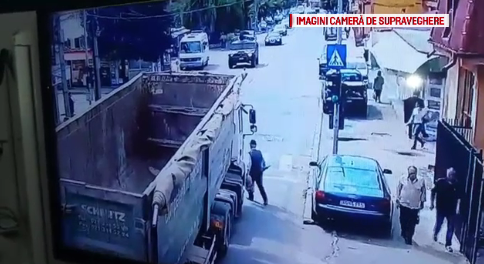 Momentul șocant în care un bătrân este prins sub roțile unui camion în timp ce traversa strada