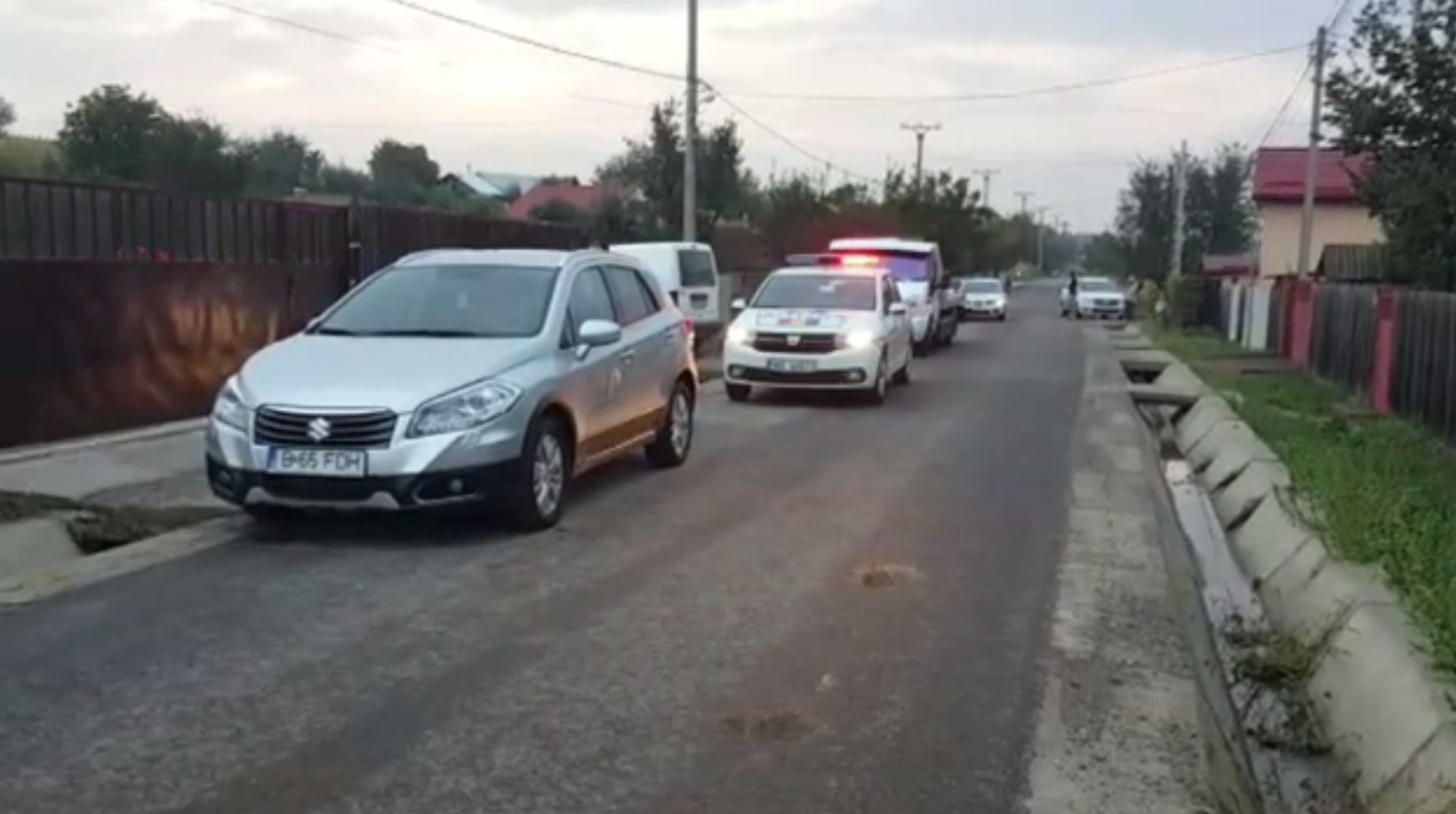 Doi copii, zdrobiți de o dubă în timp ce se jucau în plină stradă. Un minor a murit la spital