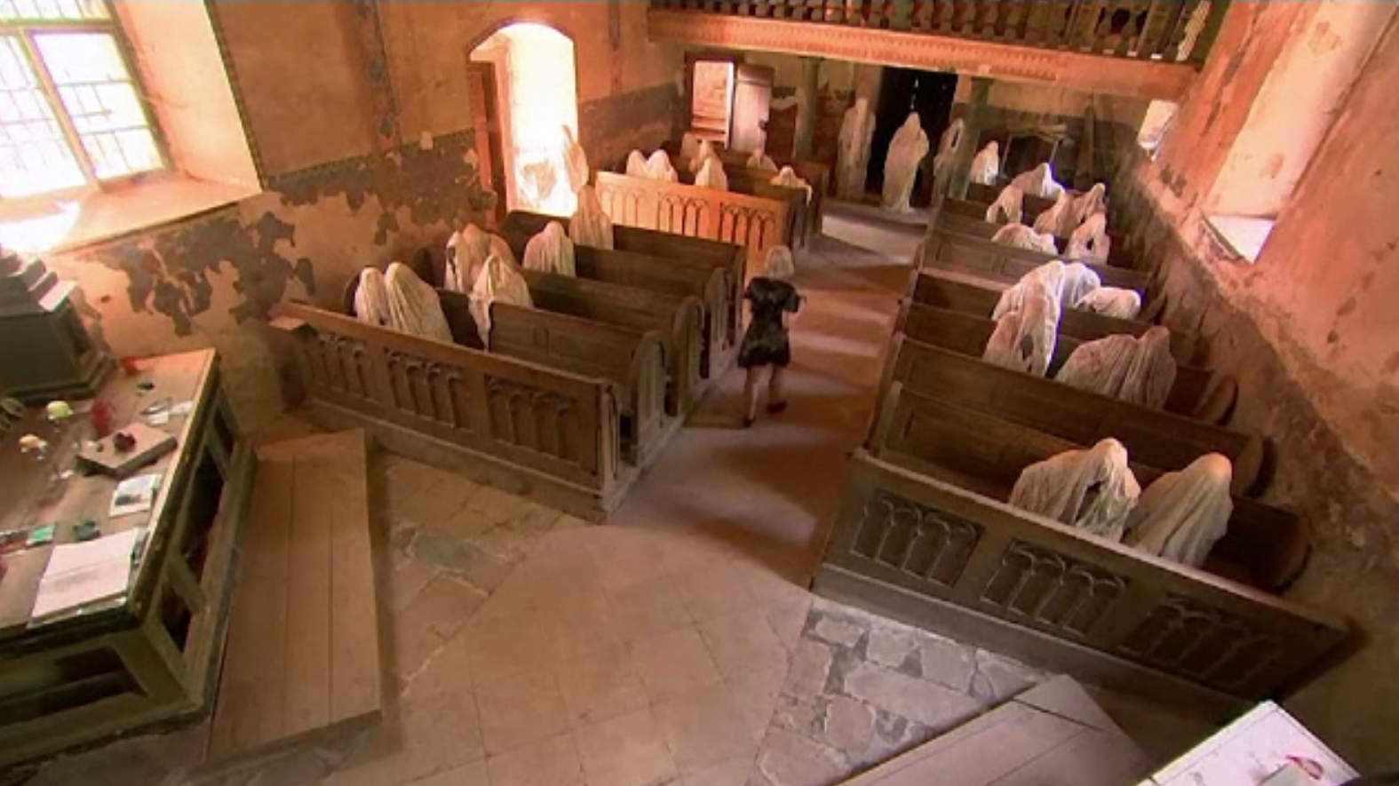 Biserică bântuită, readusă la viață cu ajutorul unor statui fantomă. Turiștii sunt fascinați