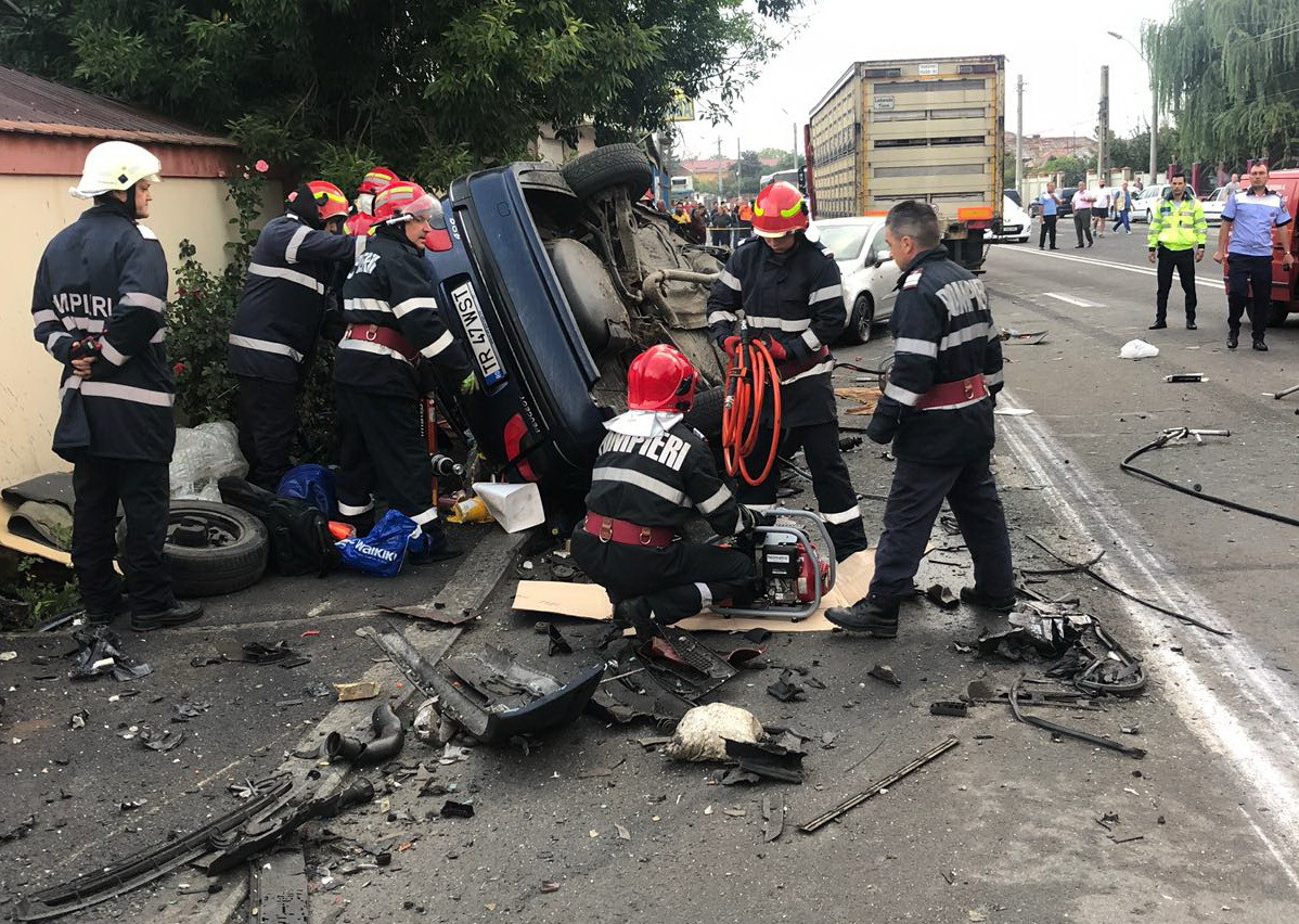 Accident grav în Ilfov. Un TIR s-a ciocnit frontal cu un autoturism. FOTO