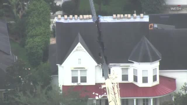 O vilă a fost tăiată în două de o macara care s-a prăbușit peste ea