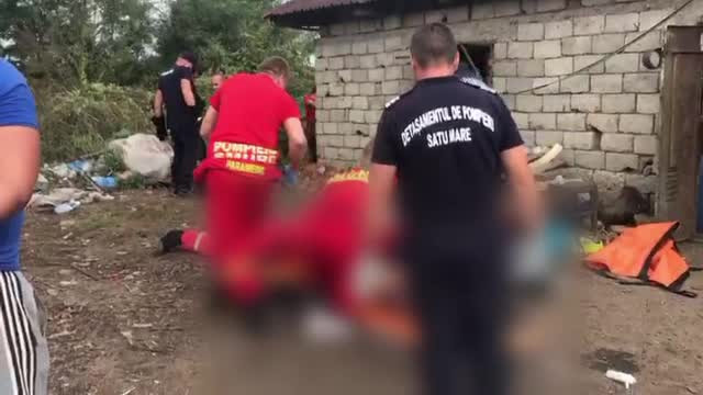 Doi bărbați au rămas fără oxigen într-o fântână pe care o curățau. Unul e în stare gravă