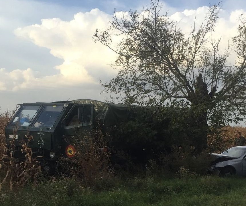 Accident cu 4 răniţi, după ce un şofer a vrut să depăşească un vehicul al armatei