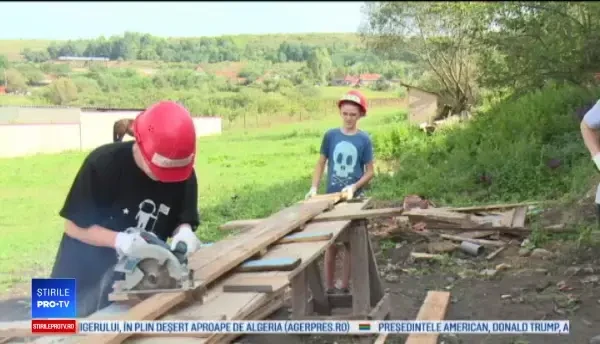 Rămas fără părinți, un copil de 13 ani din Bihor primește o casă nouă cu ajutorul unor voluntari