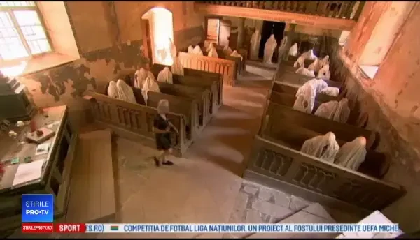 Biserică bântuită, readusă la viață cu ajutorul unor statui fantomă. Turiștii sunt fascinați