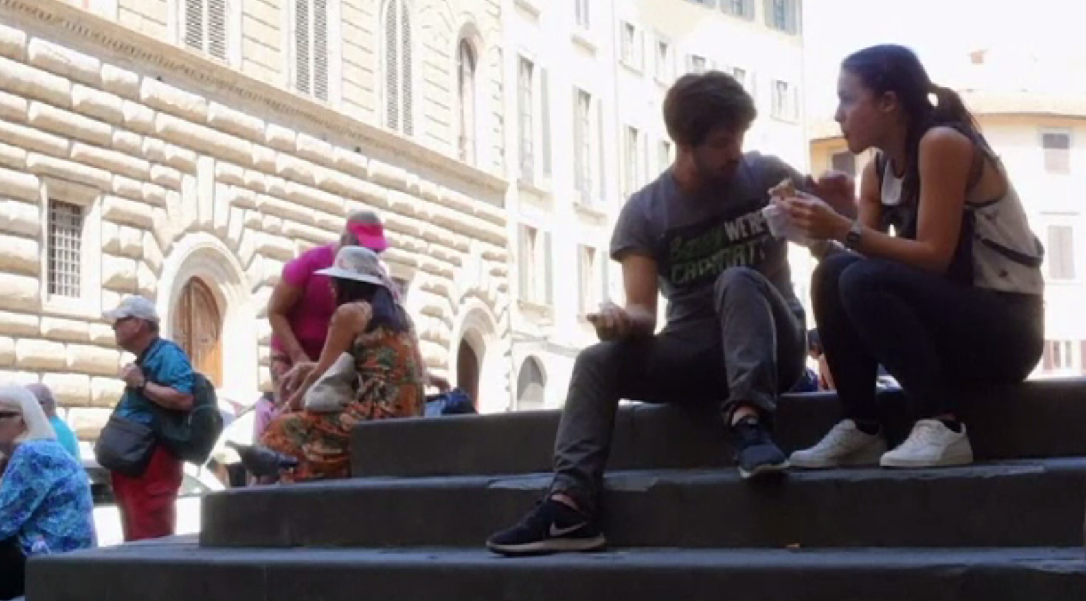 Orașul care interzice mâncatul în locurile publice și obligă turiștii să aleagă restaurantele