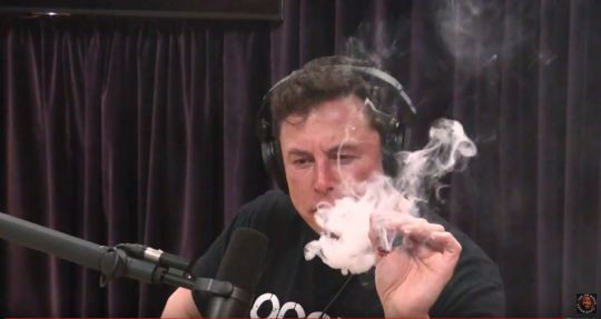 Elon Musk a fumat marijuana în timpul unei emisiuni difuzate în direct. VIDEO