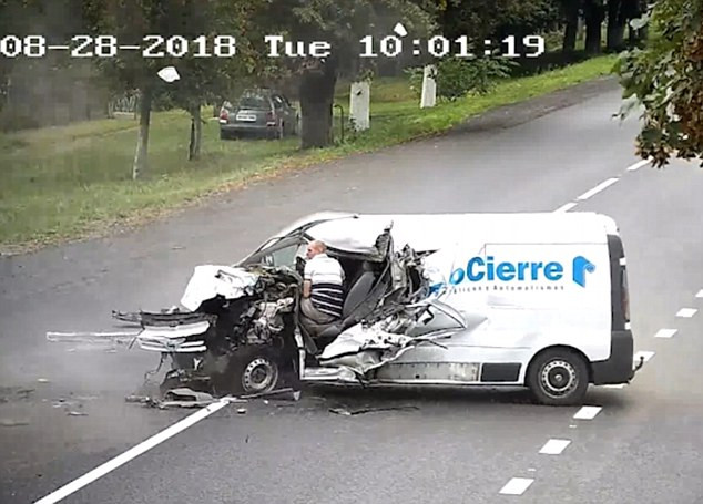 A adormit la volan și s-a izbit de un camion, însă a scăpat în mod miraculos. VIDEO