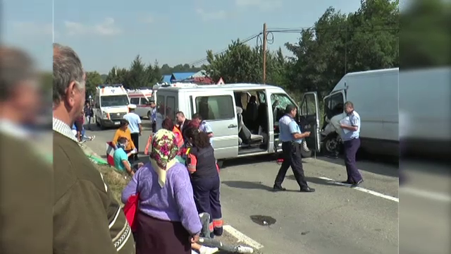 Un microbuz care venea din R.Moldova, implicat într-un accident. 11 persoane rănite