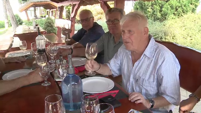 Turiştii străini vin la noi pentru a-şi face vacanţa în crame. Reacţia lor după primul pahar