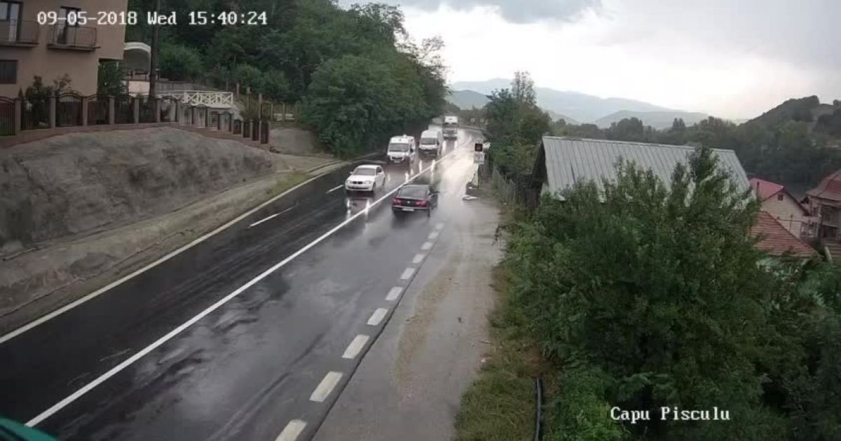 Momentul coliziunii frontale dintre două TIR-uri pe Valea Oltului. VIDEO