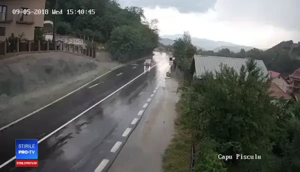 Momentul coliziunii frontale dintre două TIR-uri pe Valea Oltului. VIDEO