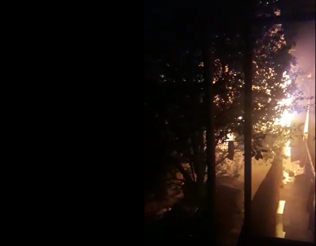 Momentul în care flăcările se extind în blocul din București distrus de un incendiu. VIDEO