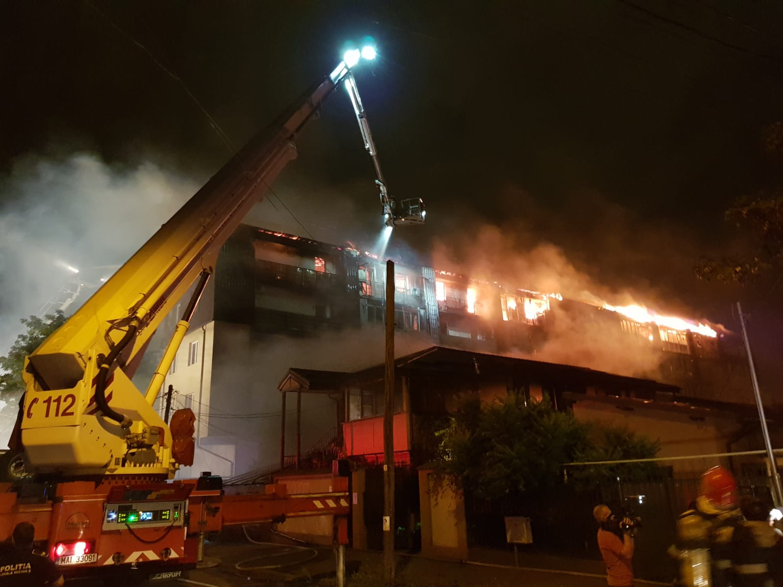 Primele imagini din interiorul blocului din Capitală distrus de incendiu. 54 de familii au rămas fără locuință