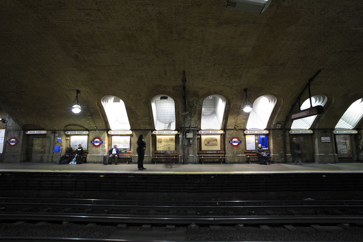 Supraviețuire miraculoasă a unei familii care a ajuns pe șinele de metrou. Cum s-a petrecut totul