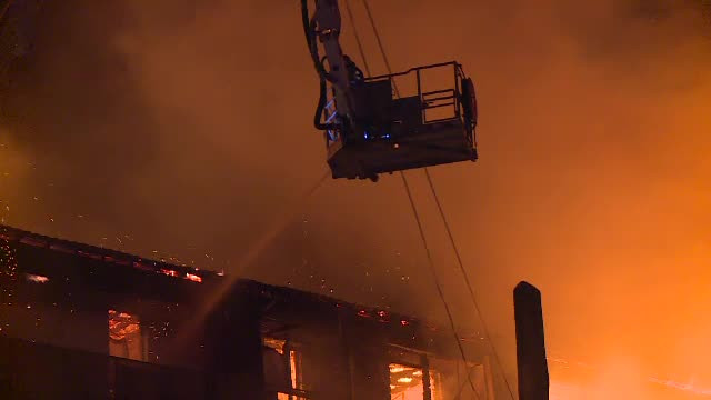 Blocul care a ars în sectorul 5 avea o singură cale de evacuare. Pompierii nu au avut nici presiune la apă
