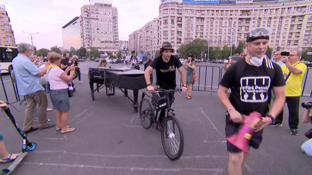 Pianist in Piata Victoriei