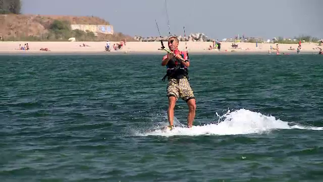 A început sezonul de kite surfing pe litoral. Reacția unui turist străin, venit prima dată în România