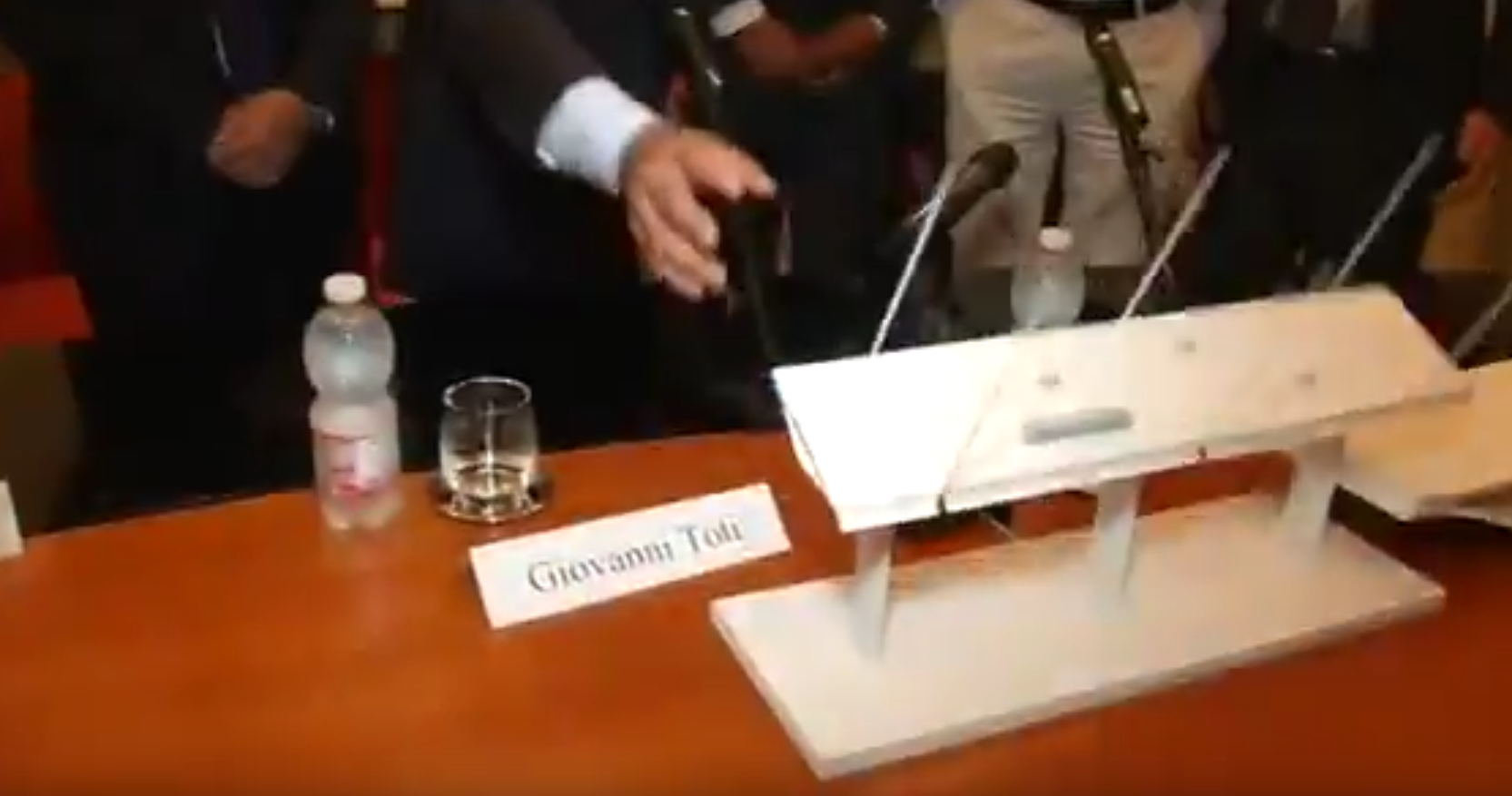 Macheta noului pod din Genova s-a rupt chiar în timpul prezentării. VIDEO