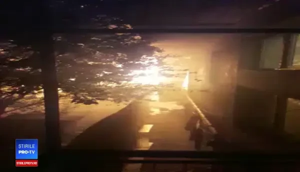 Momentul în care flăcările se extind în blocul distrus de un incendiu. VIDEO