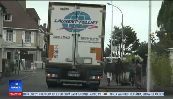 Zeci de migranți din Franța, surprinși alergând după camioane pentru a ajunge în UK